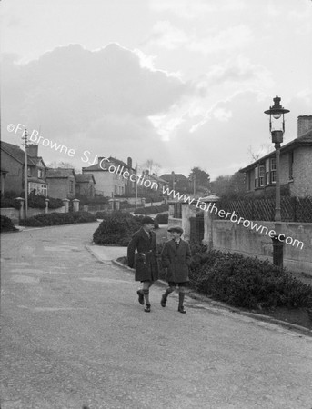 BOYS STROLLING SANDYMOUNT